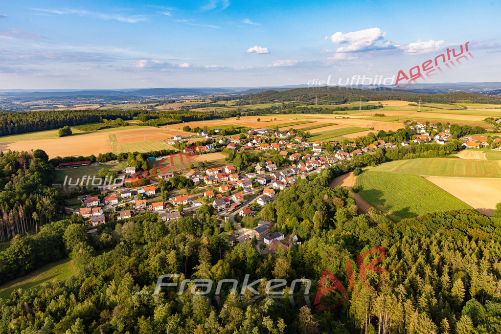 aktuelles Luftbild von  Oberlangheim - Luftaufnahme wurde 2019 von https://frankenair.de mittels Flugzeug (keine Drohne) erstellt.