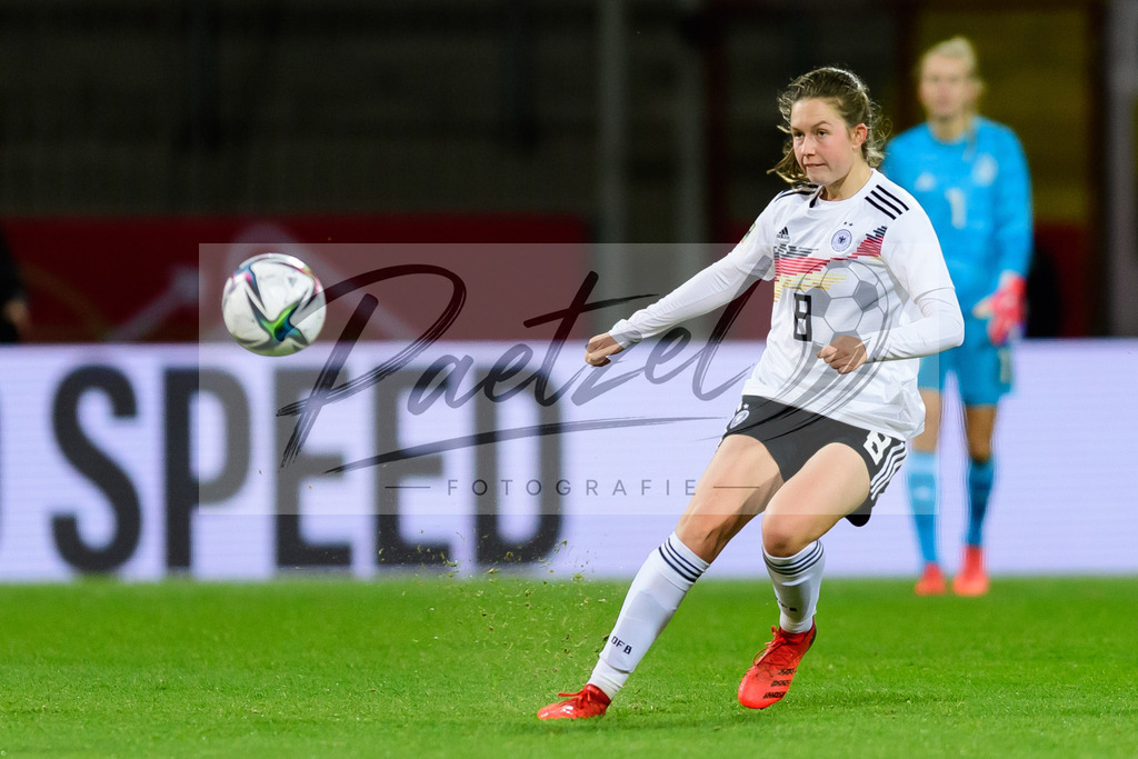 GERTUR20211126_182 | Fussball, Frauen: Jana Feldkamp (Germany) in Aktion, am Ball, Einzelaktion bei dem Spiel der WM-Qualifikation zwischen Deutschland und Tuerkei im Eintracht-Stadion am 26.11.2021 in Braunschweig, Deutschland. - Realisiert mit Pictrs.com