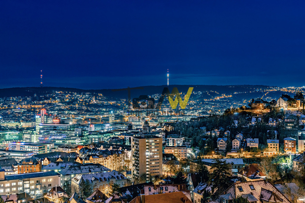 Beleuchtetes Stuttgart bei Nacht-viele Häuser-Fernsehturm | Typische Stuttgarter Szene. Schöne beleuchtete Aufnahme des Stuttgarter Talkessels - Realisiert mit Pictrs.com