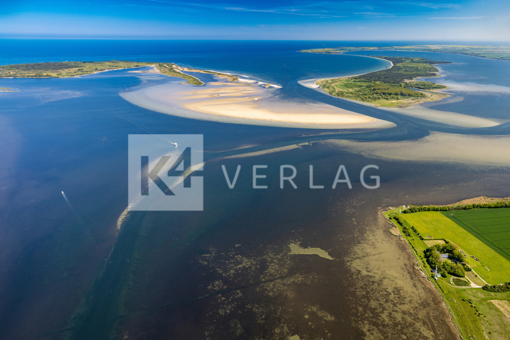 Wandbild-Hiddensee-Ruegen-Luftbild-Ostsee-0U3A3225 | Luftaufnahme vom Wieker Bodden mit der Insel Hiddensee links und Rügen rechts - Realisiert mit Pictrs.com