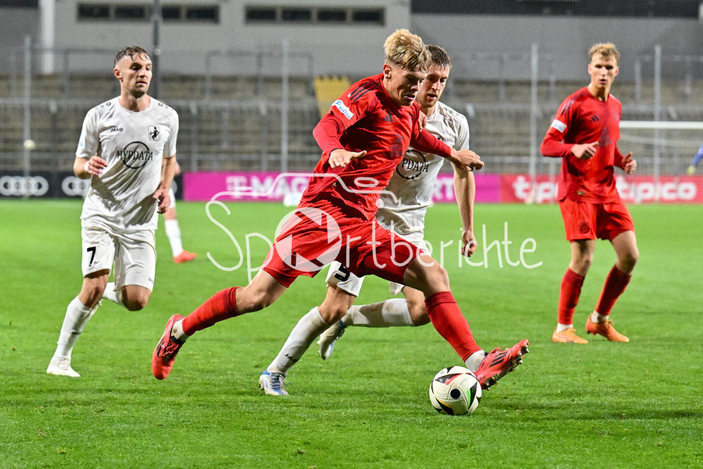 FC Bayern Amateure - TSV Schwaben Augsburg | im Duell Samuel UNSOELD (FC Bayern München II #19) und Dennis RUISINGER (TSV #5) / Zweikampf / Regionalliga Bayern: FC Bayern Muenchen II - TSV Schwaben Augsburg, Gruenwalder Stadion am am 25.10.2024