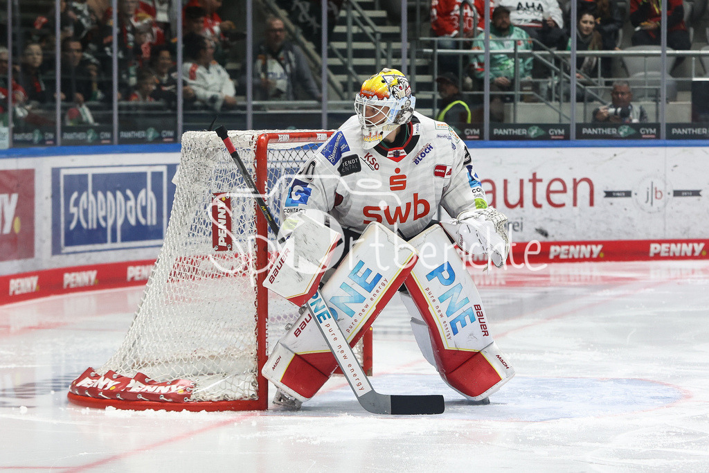 Augsburger Panther - Fischtown Pinguins Bremerhaven | Bremerhaven Torhueter Kristers GUDLEVSKIS (BH.V #30) in seinem Tor / Freisteller / Einzelfoto