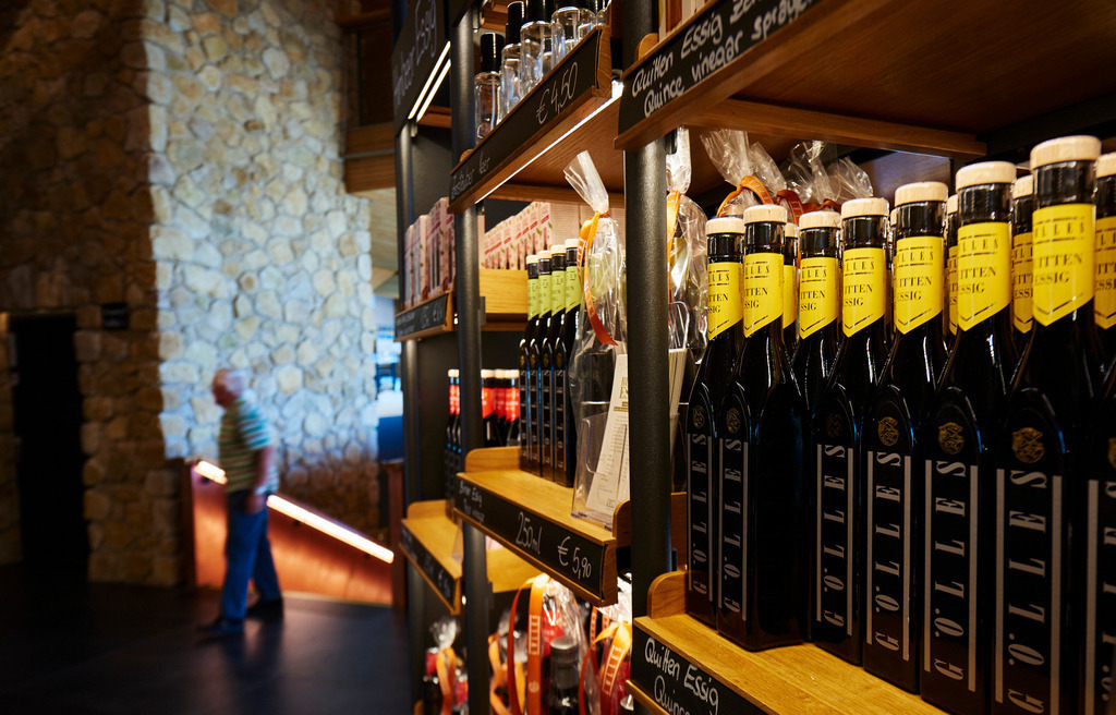 Gölles Produkte im Verkaufsraum | Riegersburg, Austria - September 12, 2018: Gölles Manufaktur; Gölles Produkte im Verkaufsraum. - Realisiert mit Pictrs.com