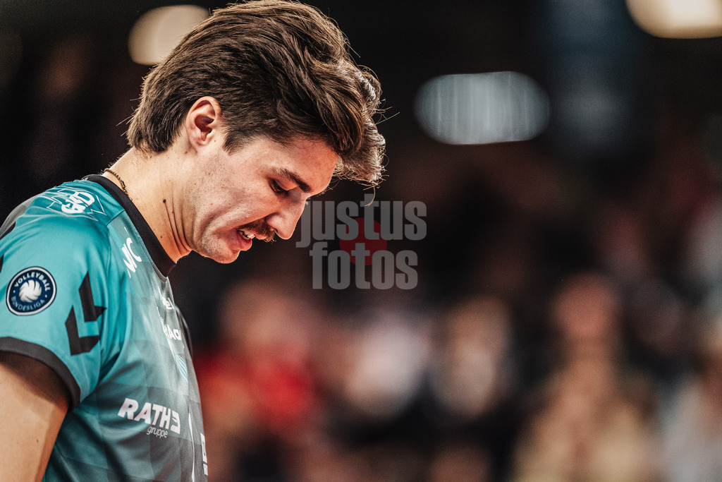 Volleyball | Herren | Saison 2025/2026 | 1. Volleyball Bundesliga Männer | DVV Pokal Halbfinale | SVG Lüneburg vs. SWD powervolleys Düren | 16.12.2025 | Kyle Paulson (#1, SWD powervolleys Düren) lässt den Kopf hängen