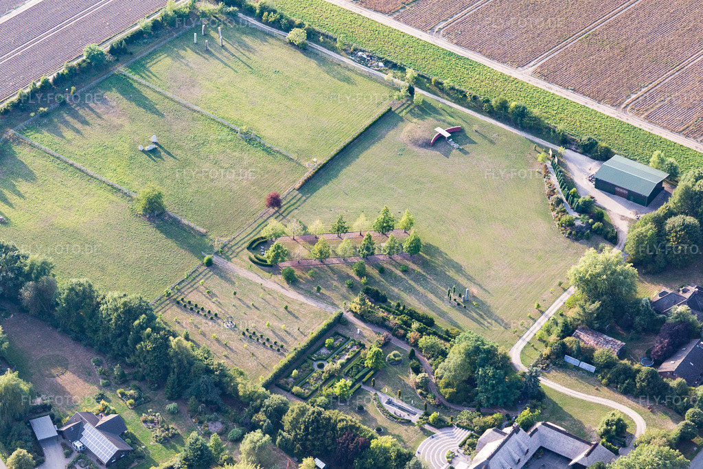 Luftbild: Ferienhaus- Anlage des Ferienparks Gutspark im Ortsteil Etzen in Amelinghausen im Bundesland Niedersachsen in Deutschland. Foto: IMG_110065.jpg vom 16.08.2018 durch Werner Riehm/FLY-FOTO.de