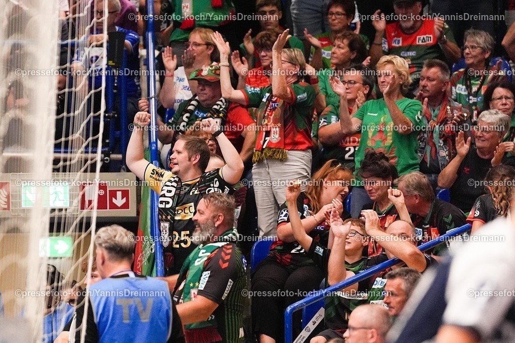 xydrx29082501133 | 29.08.2025, xydrx, Handball, 1.HBL, TBV Lemgo Lippe - SC Magdeburg, PHOENIX Contact-Arena: Jubelnde Fans vom SC Magdeburg