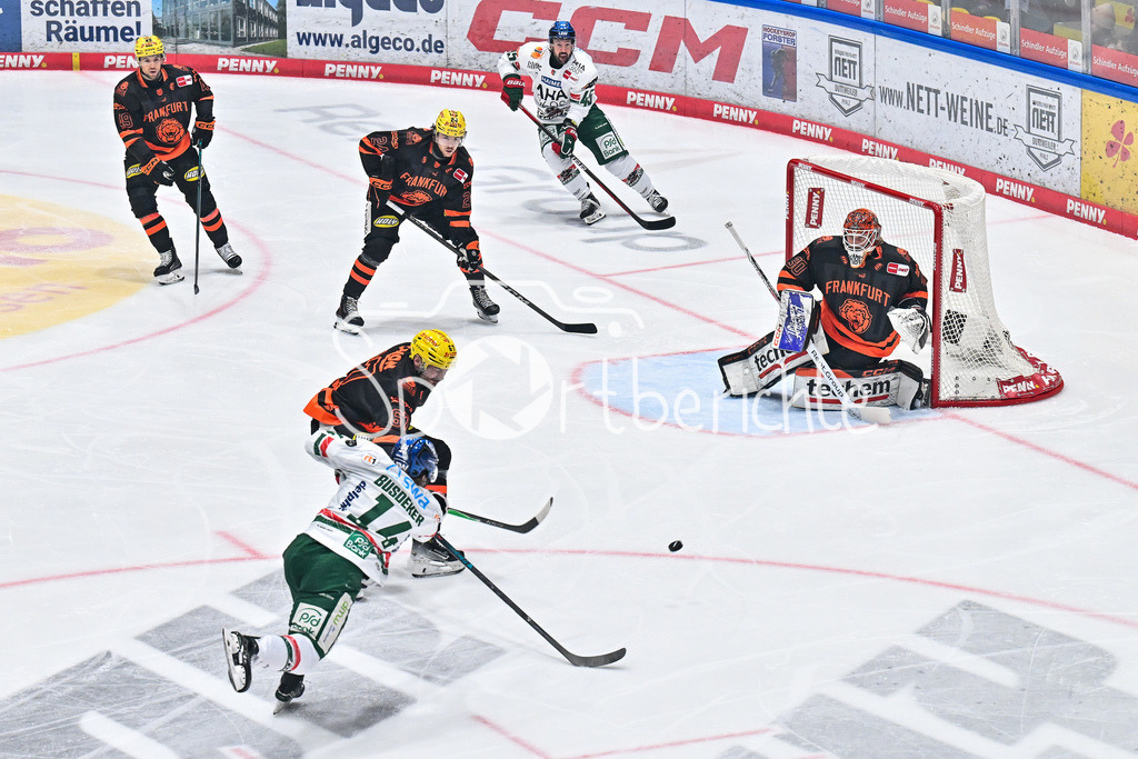 Löwen Frankfurt - Augsburger Panther | FRANKFURT, GERMANY - 19. DECEMBER: in dieser Szene trifft D. J. BUSDEKER (Augsburger Panther 14) zum 0-1 für den AEV / Tor / Torschuetze / Freude / Happy während dem Match zwischen den Löwen Frankfurt und den Augsburger Panthern am 29. Spieltag der Penny DEL in der Eissporthalle Frankfurt