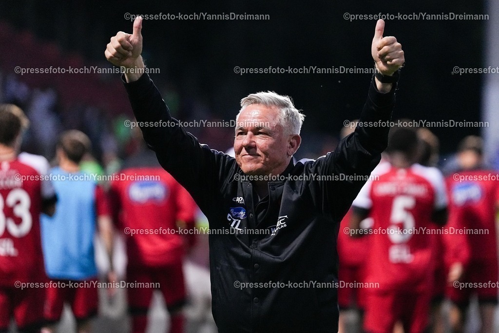 xYDR11052501090 | 11.05.2025, xydrx, Fußball, Viktoria Köln - Hannover 96 II , 3.Liga, Sportpark Höhenberg, Saison 2024 2025:Olaf Janßen (Cheftrainer Viktoria Köln) jubelnd, nach dem 2:0 Sieg  DFB regulations prohibit any use of photographs as image sequences and or quasi-video.