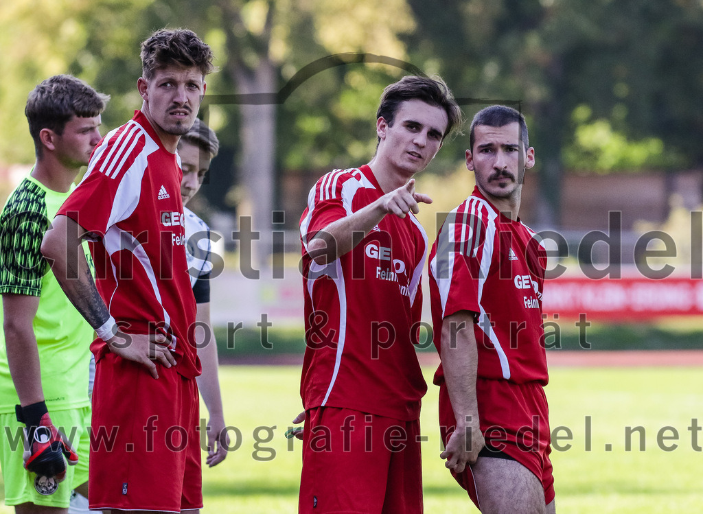 2023-09-09_001_FC_Herzogstadt_II_gegen_SG_Hoerlkofen_Woerth | Erding, Deutschland, 09.09.2023:
Fußball, A-Klassel 2023 / 2024, 6. Spieltag, FC Herzogstadt II gegen SG Hörlkofen/Wörth, Endergebnis: 1:2

Lukas Becker (SG Hörlkofen/Wörth, #11), Luca Faltermaier (SG Hörlkofen/Wörth, #7), Yannick Joly (SG Hörlkofen/Wörth, #12)

Foto: Christian Riedel / fotografie-riedel.net