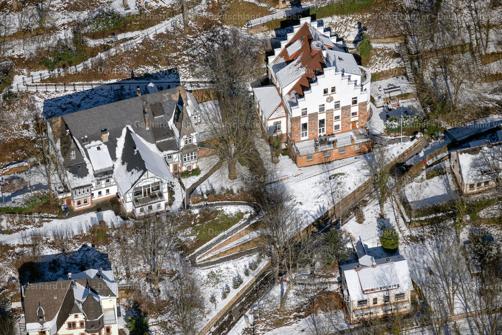 4043534 | MARBURG 13.02.2021 Winterlich schneebedeckte Verwaltungsgebäude der Studentenvereinigung " Marburger Burschenschaft Rheinfranken " an der Lutherstraße in Marburg im Bundesland Hessen, Deutschland. Weiterführende Informationen bei: Marburger Burschenschaft Rheinfranken. // Wintry snowy building of the student association " Marburger Burschenschaft Rheinfranken " on Lutherstrasse in Marburg in the state Hesse, Germany. Further information at: Marburger Burschenschaft Rheinfranken. Foto: Gerhard Launer