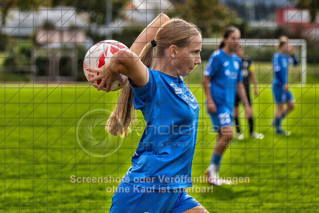 20261010_144347_0695-Bearbeitet_(c)_by_PhotoPeet | #,1.FC Donzdorf (schwarz) vs. SC Sand (blau), Fußball, EnBW-Oberliga B -Juniorinnen, 05. Spieltag, Saison 2026/2027, Rasenplatz Lautertal Stadion, Süßener Straße 16, 73072 Donzdorf, 10.10.2026 - 14:00 Uhr,Foto: PhotoPeet / Sport- &amp; Eventfotografie / Peter Harich