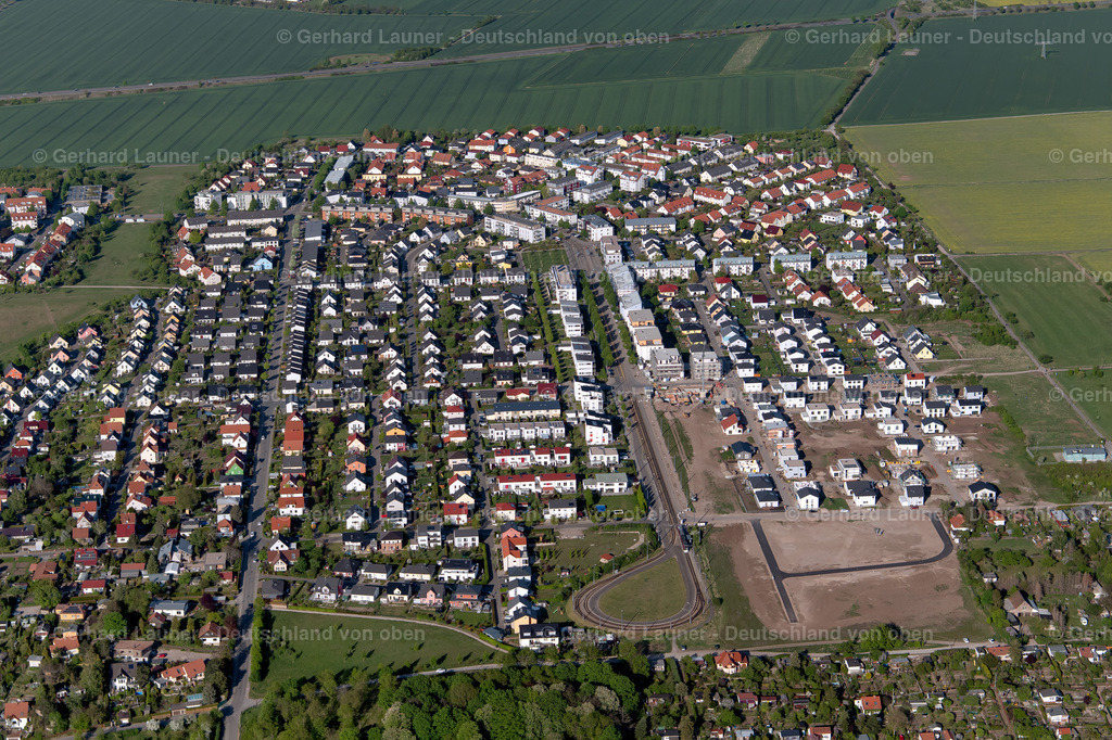 4026040 | ERFURT 06.05.2020 Siedlungs- Gebiet und Infrastruktur " Ringelberg-Siedlung " mit Ein- und Mehrfamilienhäusern im Ortsteil Krämpfervorstadt in Erfurt im Bundesland Thüringen, Deutschland. // Settlement area and infrastructure "Ringelberg-Siedlung" in the district Kriegervorstadt in Erfurt in the state Thuringia, Germany. Foto: Gerhard Launer