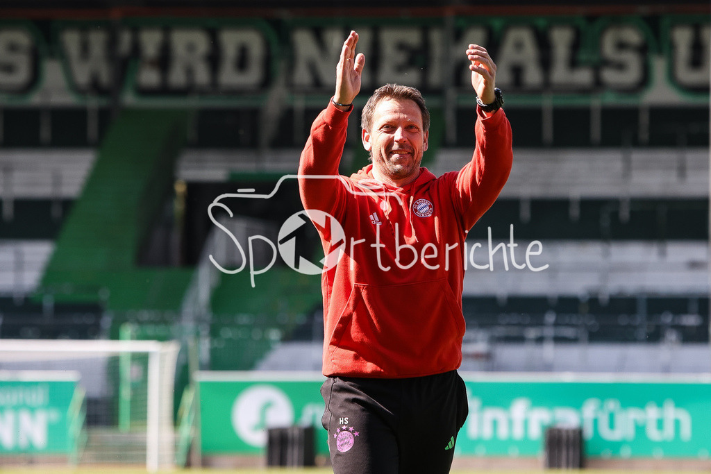 SpVgg Greuther Fürth II - FC Bayern Amateure | FC Bayern Amateure Trainer Holger SEITZ bedankt sich bei den mitgereisten Fans nach dem Auswaertssieg in Fuerth
