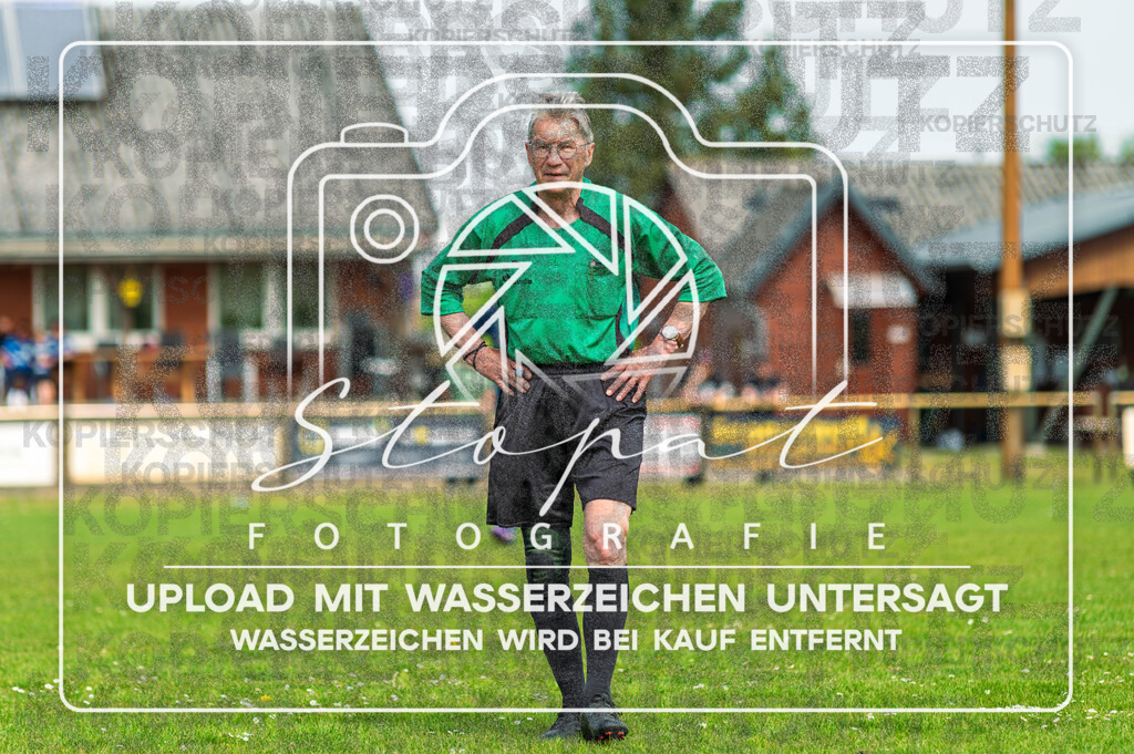 Kreisliga Damen HK - SVN Buchholz vs. SG Fulde | Rainer Schroeder (Schiedsrichter); Kreisliga Damen HK - SVN Buchholz vs. SG Fulde am 03.05.2026 in Sportplatz Buchholz, Buchholz (Aller) - Realisiert mit Pictrs.com