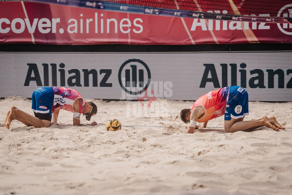 Beachvolleyball | Männer | Allianz German Beach Tour 2025 | Tourstop Bremen | 13.06.2025 | v.l. Bennet Poniewaz und David Poniewaz am Boden