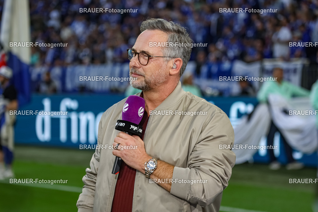 1_S04BER_20250801_0636.JPG -  - FC Schalke 04 - Hertha BSC Berlin - 2. Bundesliga | Gelsenkirchen, Deutschland, 01.08.25: Matthias Opdenhövel moderiert für Sat1 waehrend des Spiels der 2. Bundesliga zwischen FC Schalke 04 - Hertha BSC Berlin in der Veltins-Arena am 01. August 2025 in Gelsenkirchen, Deutschland. (Foto von Stefan Brauer/Brauer-Fotoagentur)DFB/DFL REGULATIONS PROHIBIT ANY USE OF PHOTOGRAPHS AS IMAGE SEQUENCES AND/OR QUASI-VIDEO.
