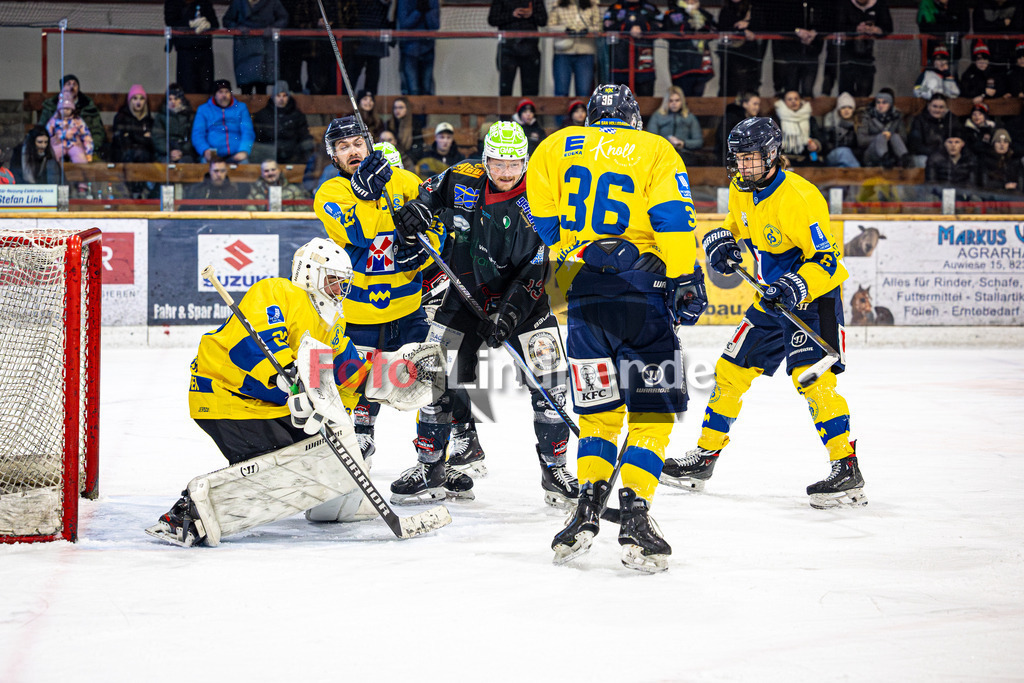 Peißenberg MINERS gegen EC Pfaffenhofen | Eishockey Bayernliga 2025/26 Vorrunde 25. Spieltag, Peißenberg MINERS gegen EC Pfaffenhofen, 20260109,Gedrängel vor dem Tor von Jonathan KORNREDER (EC Pfaffenhofen Torwart 29), Weiland PARRISH (MINERS 13) im Duell ,2026-01-09 in Peißenberg (flatbuy Arena Peißenberg), Jonathan KORNREDER (EC Pfaffenhofen Torwart 29), Weiland PARRISH (MINERS 13), Robert NEUBAUER (EC Pfaffenhofen 13)Copyright: WolfgangxLindner www.foto-lindner.de