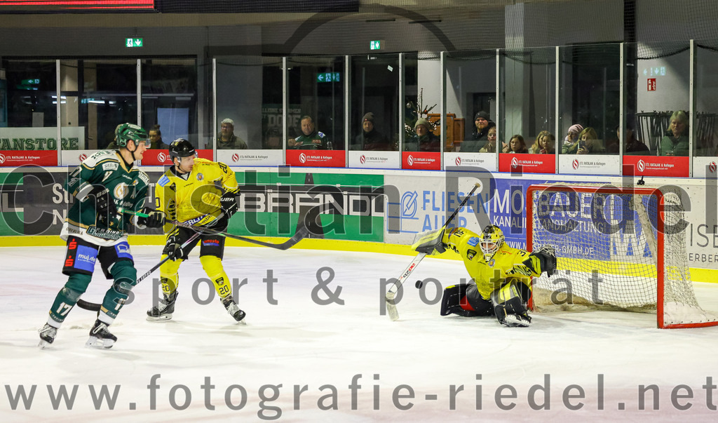 2025-12-28_150_TSV_Erding_gegen_onesto_Tigers_Bayreuth | Erding, Deutschland, 28.12.2025:Eishockey, Oberliga Süd 2025 / 2026, 31. Spieltag, TSV Erding gegen onesto Tigers Bayreuth, Endergebnis: 6:5 n.V.Elia Ostwald (Erding Gladiators, #17), Adam Schusser (onesto Tigers Bayreuth, #20), Torwart Maximilian Meier (onesto Tigers Bayreuth, #30)Foto: Christian Riedel / fotografie-riedel.net
