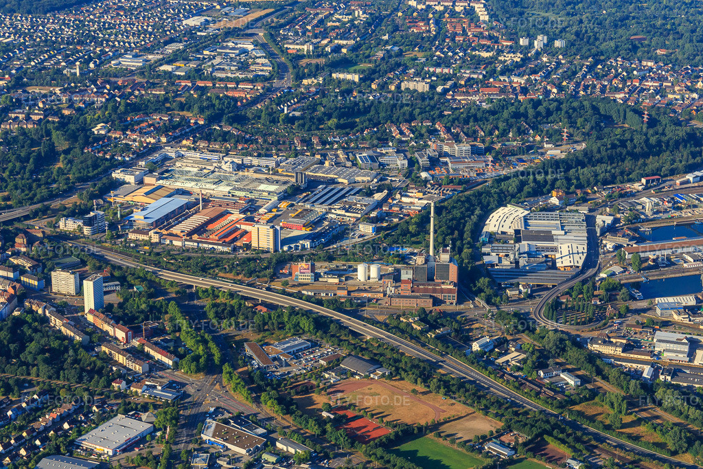 Luftbild: Südtangente am Heizkraftwerk West vor dem Industriegebiet Carl-Metz-Straße mit Michelin Reifenwerke AG & Co. KGaA im Ortsteil Mühlburg in Karlsruhe im Bundesland Baden-Württemberg in Deutschland.Foto: IMG_083866.jpg vom 26.07.2015 durch Werner Riehm/FLY-FOTO.deStadtwerke Karlsruhe | Ihr Energie- und Lebenspartner!michelin logo