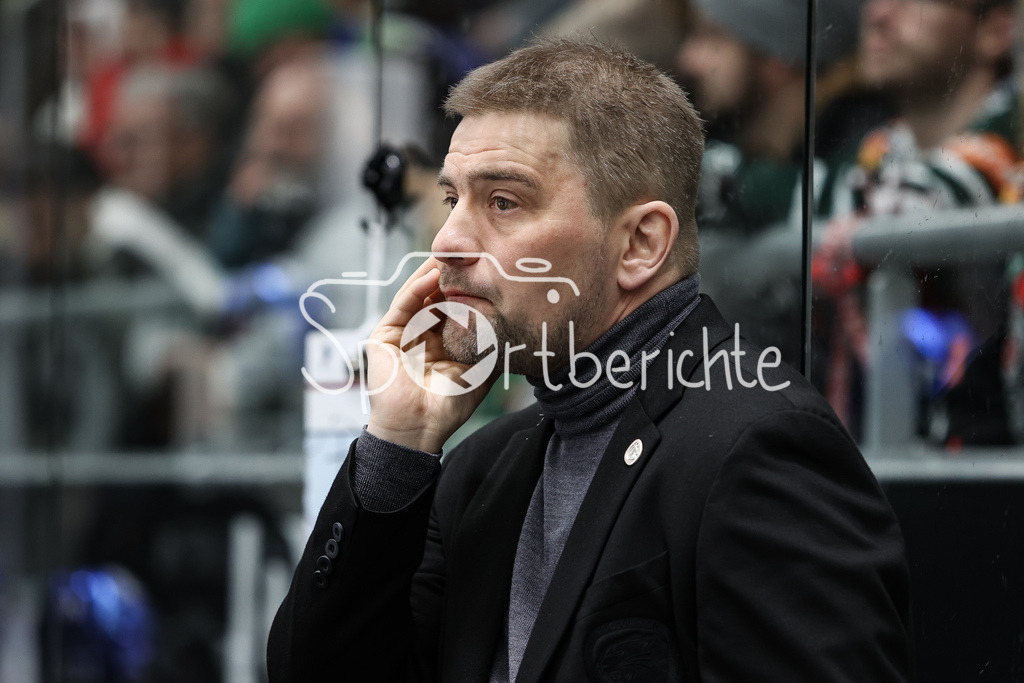 Augsburger Panther - EHC RB München | Schaut unglaeubig Juha NOKELAINEN in Aktion / Freisteller / Einzelfoto