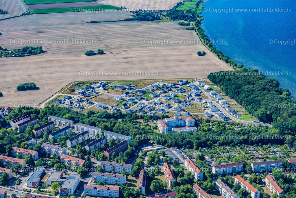 Wismar_Wendorf_Ferienanlage_ELS_9215100822 | HANSESTADT WISMAR 10.08.2022 Baustelle zum Neubau der Ferienhaus Anlage " Wendorf " in Hansestadt Wismar an der Ostseeküste im Bundesland Mecklenburg-Vorpommern, Deutschland. // Construction site of holiday house plant of the park " Wendorf " in Hansestadt Wismar at the baltic sea coast in the state Mecklenburg - Western Pomerania, Germany. Foto: Martin Elsen
