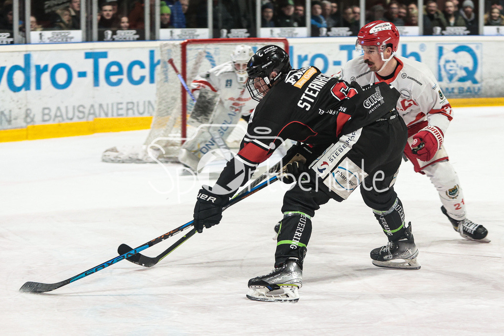 EHC Königsbrunn - TEV Miesbach | Marco STERNHEIMER (EHC #6) im Duell mit Felix FEUERREITER (TVE #21)