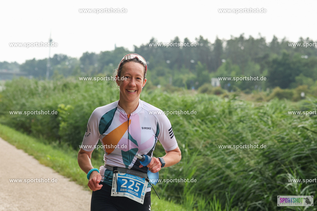 LUR_1585 | 34. M-net Erlanger Triathlon 2025 #erlangertriathlon  #mnettriathlon2025 #mnettriathlon #team #olympischedistanz #mitteldistanz #triathlon #maindonaukanal  #erlangertriathlon2025 #yourpictrs #tv1848 #tv1848erlangen  #triathlonbayern #sportinerlangen #demsportverbunden #sportshot_your_pictrs Copyright: www.sportshot.de