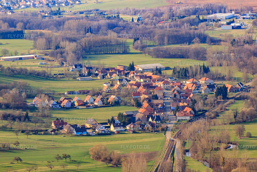 Luftbild: Ortsansicht von Süden in Uttenhoffen im Bundesland Bas-Rhin in Frankreich. – Foto: IMG_38686.jpg vom 20.03.2011 durch Werner Riehm/FLY-FOTO.de – Auflösung des Originals: 4585 x 3057 px
