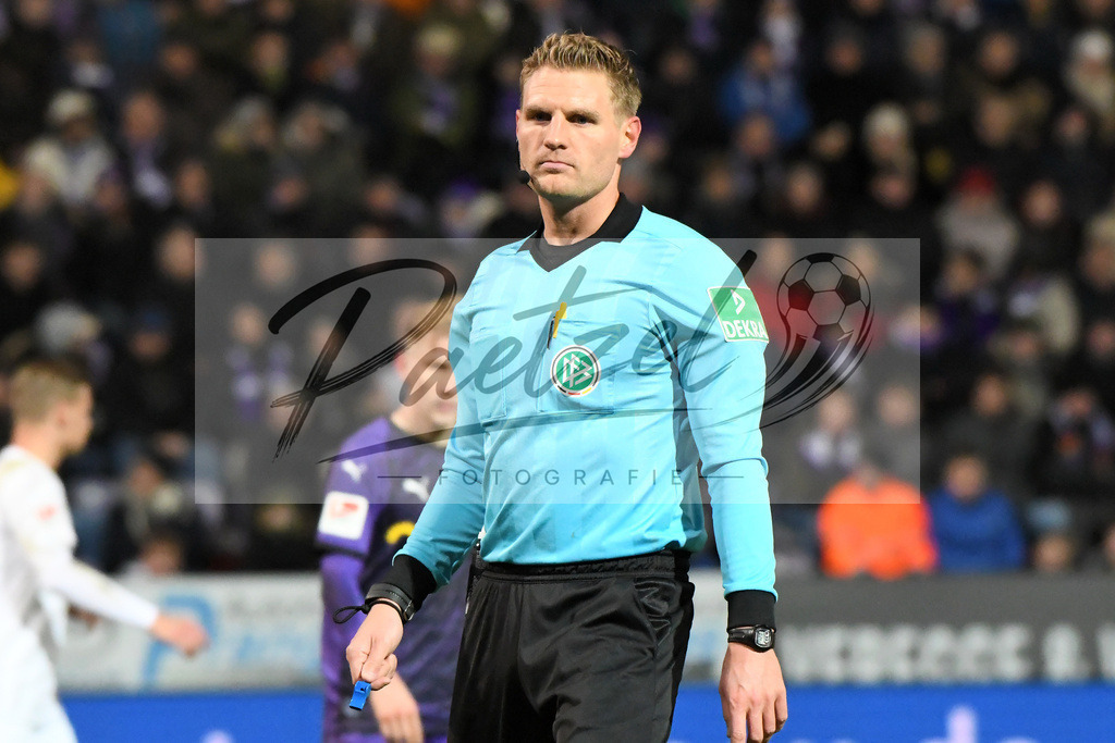 20200129_OSNSVS_0065JPG | Fußball, Herren: Schiedsrichter Timo Gerach&nbsp; schaut beim Spiel der 2. Bundesliga zwischen VfL Osnabrück vs. SV Sandhausen am 29.01.2020 im Stadion an der Bremer Brücke in Osnabrück, Deutschland.(Foto von Nico Paetzel) - Realisiert mit Pictrs.com