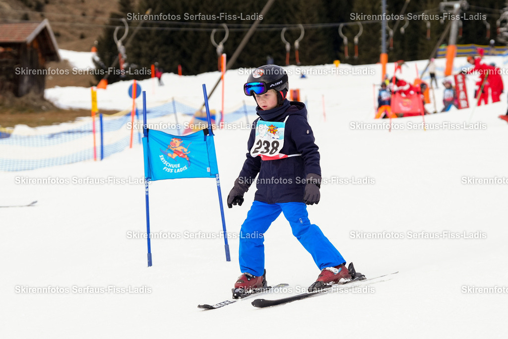 SRF_02.01.2026_0323 | Skirennfotos,Serfaus,Fiss,Ladis,Kinderskirennen,Winter,Tirol,Oberland,skirace,SFL,feelfree,weil wir's genießen,ski,Ski,skifahren,Sonnenplateau, - Realisiert mit Pictrs.com