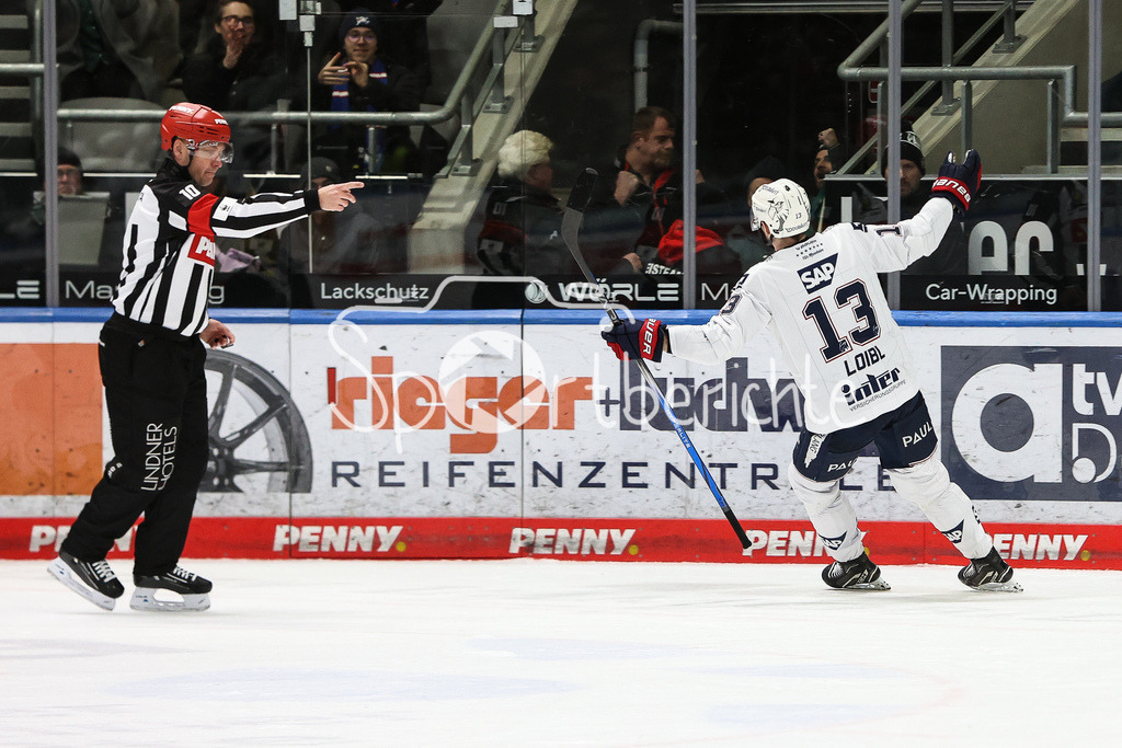 Augsburger Panther - Adler Mannheim | Stefan LOIBL (MERC #13) jubelt nach dem Siegtreffer im Penaltyschiessen gegen Augsburg / Auswaertssieg / Freude /