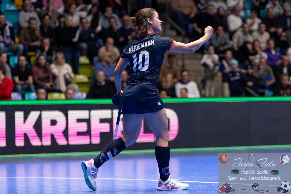 Volvo E.R.B. Final 4 Halbfinale Frauen: Der Club an der Alster - Berlienr HC, 25.01.2025 | Linnea Weidemann (Berliner HC #10) feiert ihr Tor und zeigt die Faust, Der Club an der Alster - Berlienr HC, Frankfurt, Süwag Arena, 25.1.2025 - Realisiert mit Pictrs.com