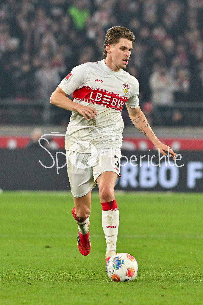 VfB Stuttgart - SG Eintracht Frankfurt | STUTTGART, GERMANY - 13. JANUARY: am Ball Ramon HENDRIKS (VfB Stuttgart 3) / Einzelfoto / Freisteller während dem Bundesligamatch zwischen dem VfB Stuttgart und der SG Eintracht Frankfurt am 17. Spieltag in der MHP-Arena / DFL REGULATIONS PROHIBIT ANY USE OF PHOTOGRAPHS AS IMAGE SEQUENCES AND/OR QUASI-VIDEO