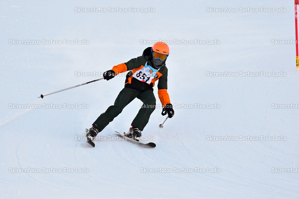 SRF_25.12.2025_0166 | Skirennfotos,Serfaus,Fiss,Ladis,Kinderskirennen,Winter,Tirol,Oberland,skirace,SFL,feelfree,weil wir's genießen,ski,Ski,skifahren,Sonnenplateau, - Realisiert mit Pictrs.com