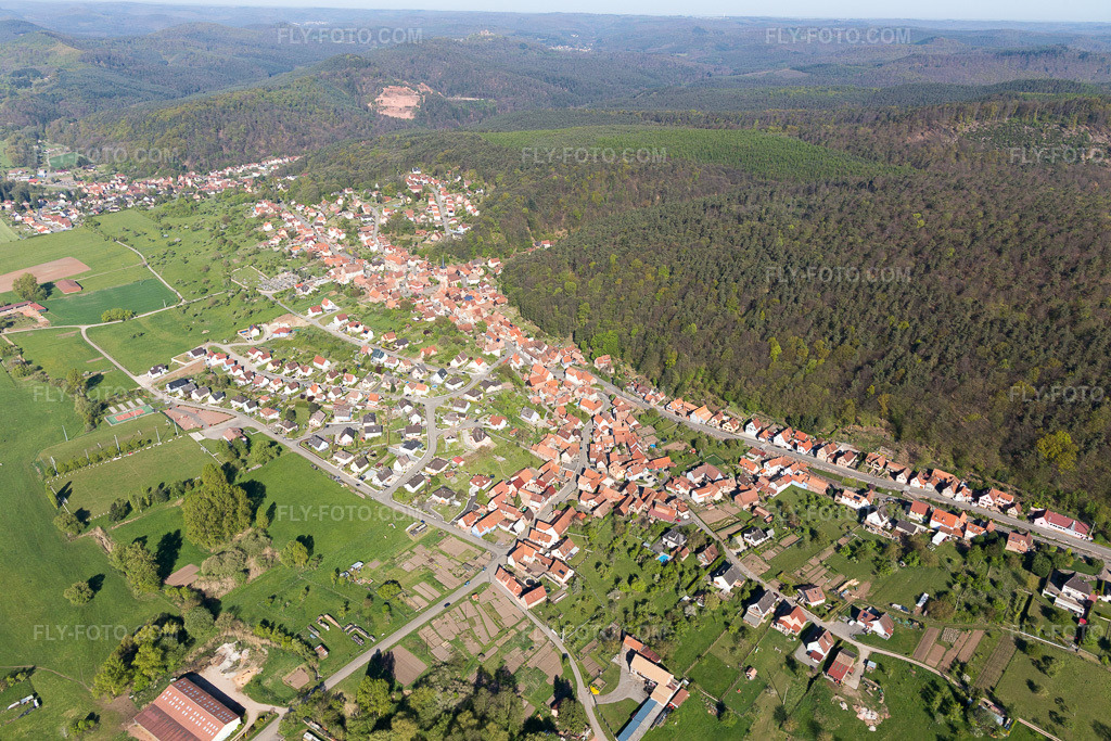 Aerial view: View of the town in Offwiller in the state Bas-Rhin, France.Photo: IMG_099470.jpg taken on 04/30/2017 by Werner Riehm/FLY-FOTO.comResolution of the original: 5472 x 3648 px