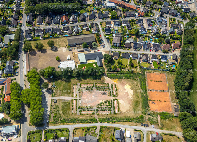 Hamminkeln220703706 | Luftbild, ehemaliger Sportplatz und Flüchtlingssiedlung, Baustelle für Wohnungen an der Ringstraße, Kreuzschule Dingden, Dingden, Hamminkeln, Niederrhein, Nordrhein-Westfalen, Deutschland