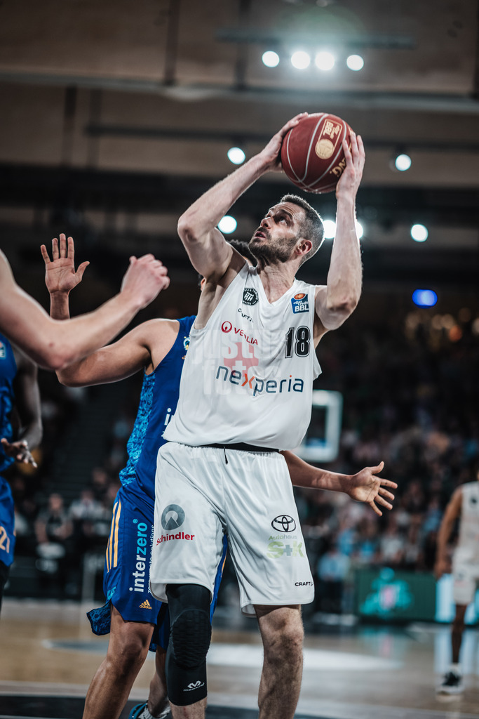 Basketball | Männer | Saison 2023/2024 | easyCredit Basketball Bundesliga | Veolia Towers Hamburg vs. Alba Berlin | 17.04.2024 | Jonas 'WoBo' Wohlfarth-Bottermann (#18, Hamburg Towers) beim Korbleger