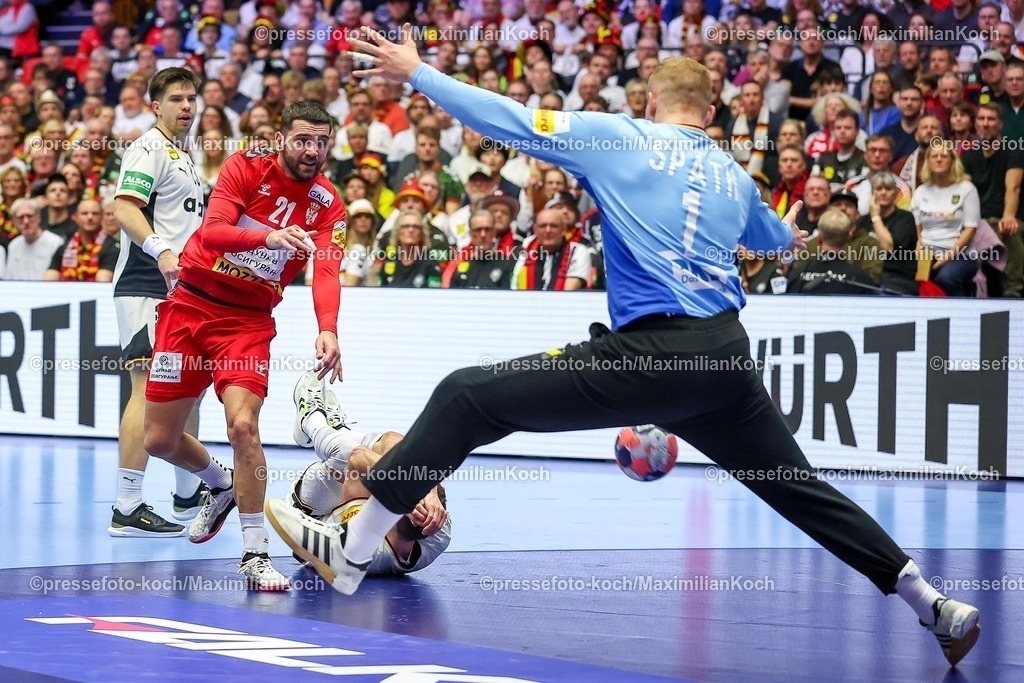 EHF17012602033 | 17.01.2026, Handball, Men's EHF EURO 2026, Deutschland - Serbien, Jyske Bank Boxen in Herning, Dänemark, Preliminary Round:  Vanja Ilic (Serbien #21) wirft auf das Tor von  David Späth (Germany #01) der dem Ball pariert