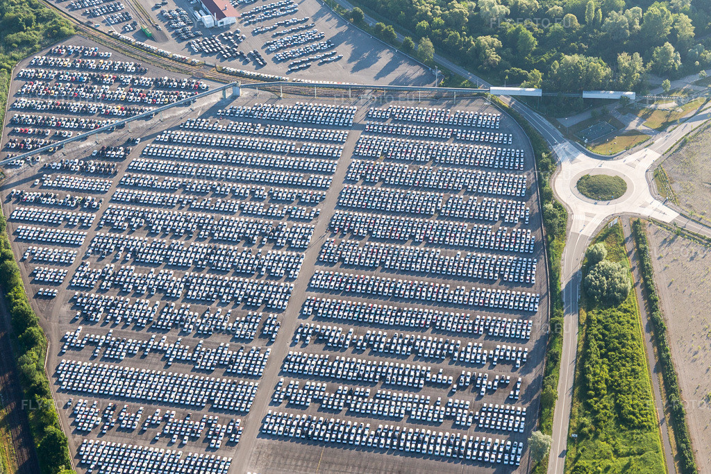 Vue aérienne: ARCHICUB - Aire de stationnement pour l'importation de camions et de voitures par Walon à Lauterbourg dans le département Bas Rhin, France.Photo: IMG_100951.jpg prise le 17/06/2017 par Werner Riehm/FLY-FOTO.euRésolution de l'original: 4899 x 3266 pxSolutions logistiques pour l'industrie: