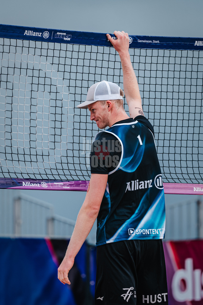 Beachvolleyball | Männer | German Beach Tour 2024 | Tourstop Bremen | 08.06.2024 | Philipp Huster ärgert sich und lehnt sich am Netz an