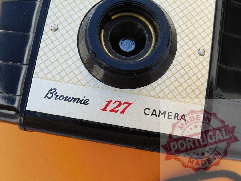Kodak Brownie 127 camera vintage bakelite close-up | Kodak Brownie 127 camera showing classic retro design and lens details - Realisiert mit Pictrs.com