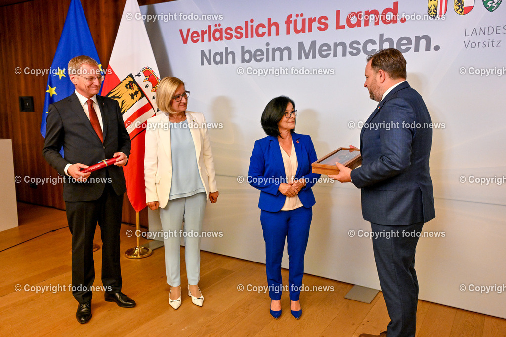 Pressekonferenz Land Ooe_ Oberoesterreich uebernimmt den Vorsitz in der Landeshauptleute-Konferenz_ 03.07.2024-80 | 03.07.2024, Linz, AUT, Pressekonferenz Land Ooe, Oberoesterreich uebernimmt den Vorsitz in der Landeshauptleute-Konferenz, im Bild Thomas Stelzer (VP, Landeshauptmann Oberoesterreich), Johanna Mikl-Leitner (VP, Landeshauptfrau Niederoesterreich), Margit Goell (VP, Mitglied des Bundesrates), Franz Ebner (VP, Praesident des Bundesrates)