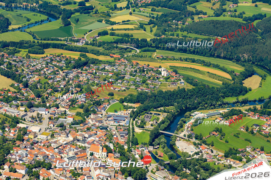 Das Luftbild der Stadt Viechtach wurde 2022 vom Flugzeug heraus erstellt (keine Drohnen-Aufnahmen) Aufnahmehöhe ca.450 Meter- hohe Bildauflösung und Druck-Qualität. Garantiert!
