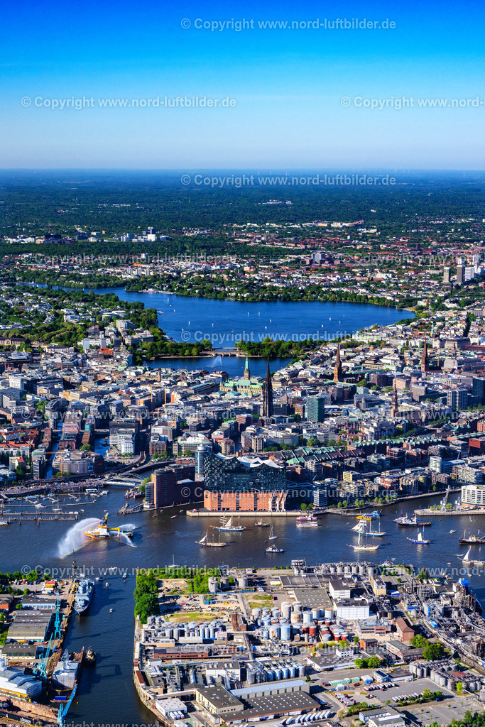 Hamburg_Hafengeburtstag_Elbphilharmonie_Einlaufparade_ELS_7613110525 | HAMBURG 09.05.2025 Auslaufparade Hamburger Hafengeburtstag in Hamburg, Deutschland. // Parade Harbor Birthday in Hamburg Germany. Foto: Martin Elsen