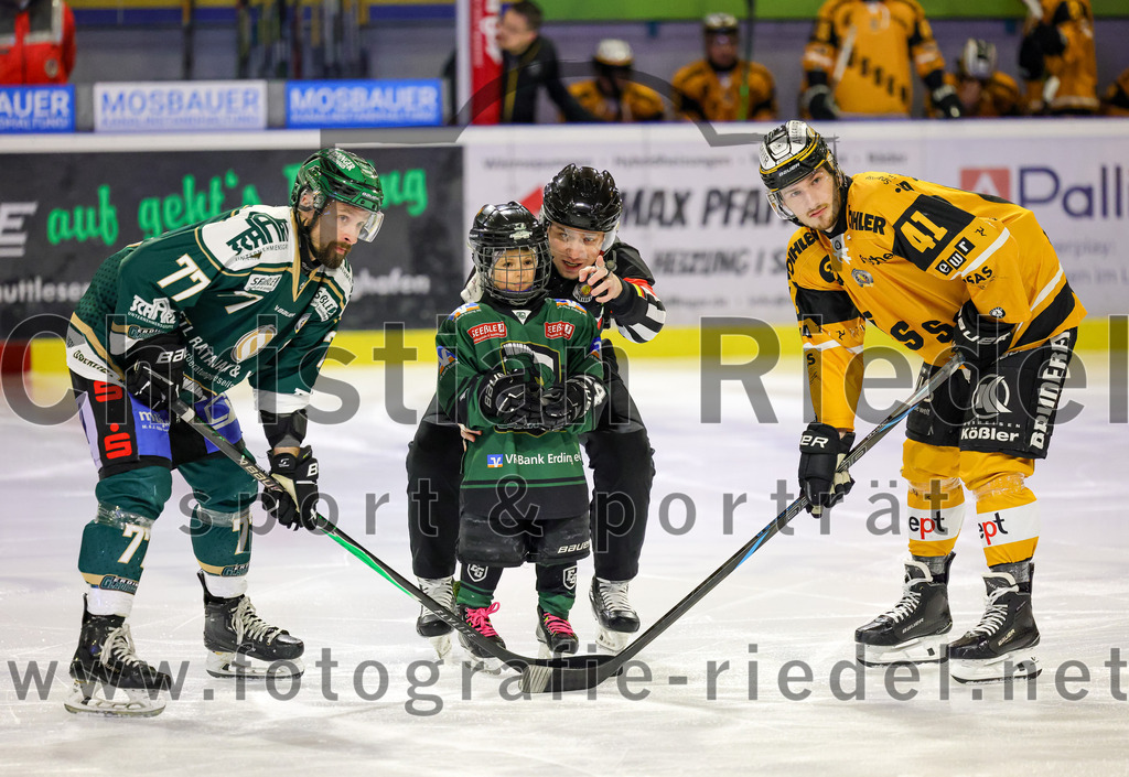 2026-02-27_040_TSV_Erding_gegen_EV_Fuessen | Erding, Deutschland, 27.02.2026:Eishockey, Oberliga Süd 2025 / 2026, 51. Spieltag, TSV Erding gegen EV Füssen, Endergebnis: 2:4Philipp Michl (Erding Gladiators, #77), Marek Slavik (EV Füssen, #41)Foto: Christian Riedel / fotografie-riedel.net