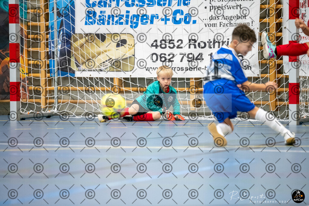 20241124_FCR-Hallenturnier-F2_2_040 | Sport und Naturfotografie von Roberto Esposito zeigt echte Momente Bewegung und die Schönheit der Natur. Ausdrucksstarke Bilder schaffen Emotionen.
