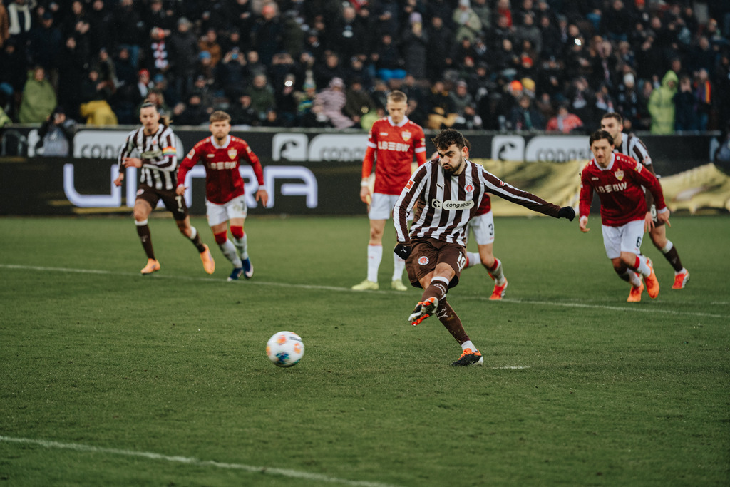 FCS02157 | Der offizielle Shop für FC St. Pauli Fotos. Wähle aus Spielszenen & Fanmomenten dein FCSP Wunschformat. Wir liefern Millerntor-Atmosphäre.