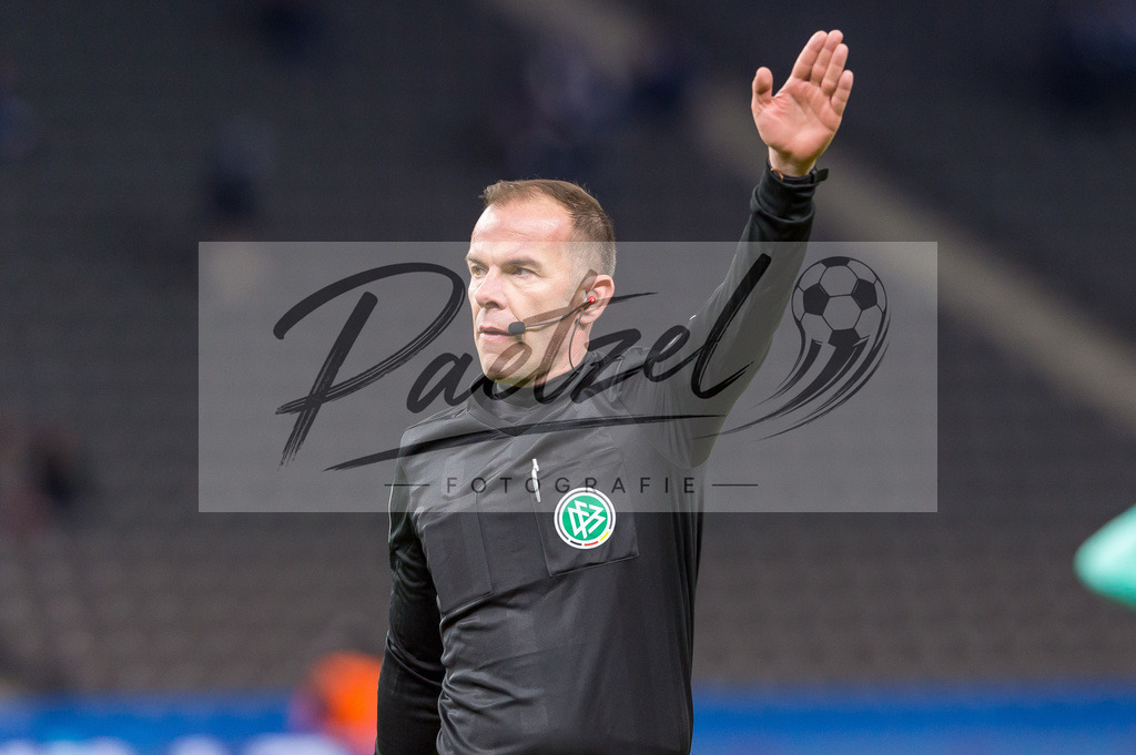 HERBOC20220204_208 | Fussball, Herren: Schiedsrichter Marco Fritz gestikuliert, Gestik bei dem Spiel der 1. Bundesliga zwischen Hertha BSC und VfL Bochum im Olypiastadion am 04.02.2022 in Berlin, Deutschland.DFB / DFL REGULATIONS PROHIBIT ANY USE OF PHOTOGRAPHS AS IMAGE SEQUENCES AND/OR QUASI-VIDEO. - Realisiert mit Pictrs.com