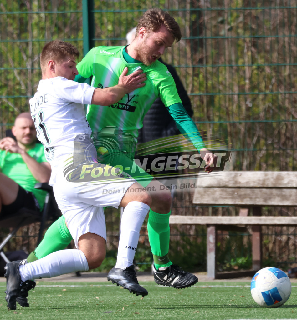 SC Bünde - TuS Ahmsen | Auf dem Bild zu sehen: weiß SC Bünde: Dennis Grzesik ; grün TuS Ahmsen: Sebastian EwertSC Bünde, TuS Ahmsen, Saison 25/26, Bezirksliga, Deutschland - Realisiert mit Pictrs.com