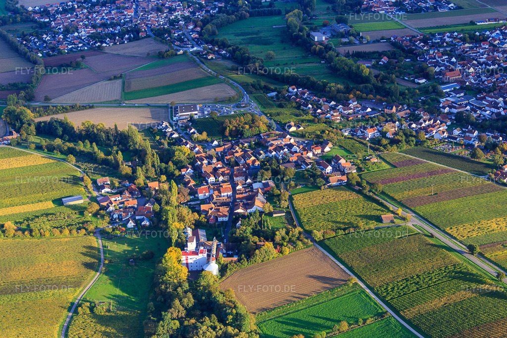 Luftbild: Dorfansicht zwischen herbstlichen Weinbergen aus Westen mit Bischoff-Mühle im Ortsteil Appenhofen in Billigheim-Ingenheim im Bundesland Rheinland-Pfalz in Deutschland. Foto: IMG_074621.jpg vom 14.10.2014 durch Werner Riehm/FLY-FOTO.deBischoff Mühle